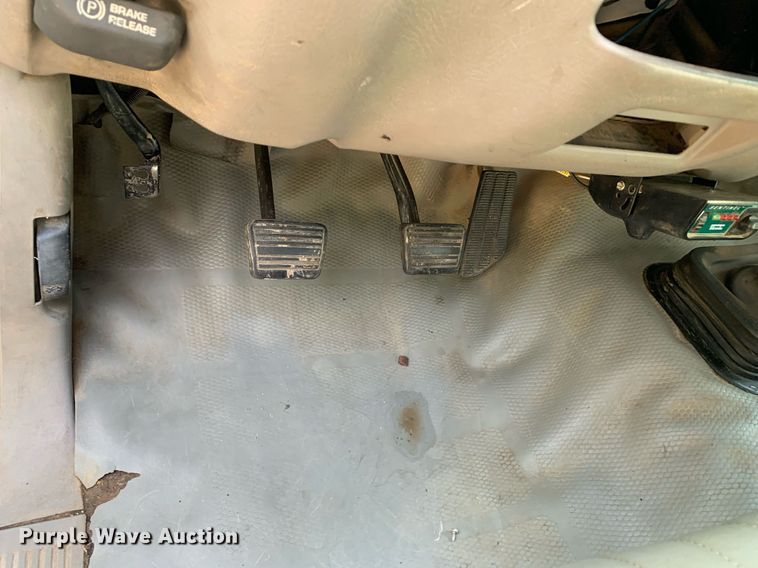 image for item DP8647 2000 Chevrolet C3500HD  flatbed pickup truck