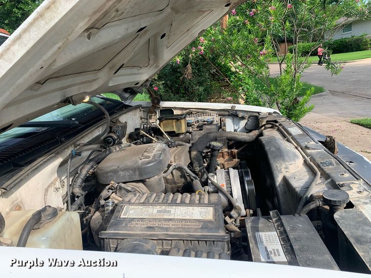 image for item DP8647 2000 Chevrolet C3500HD  flatbed pickup truck