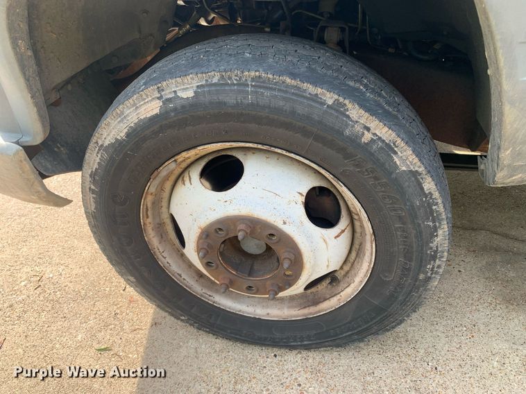 image for item DP8647 2000 Chevrolet C3500HD  flatbed pickup truck