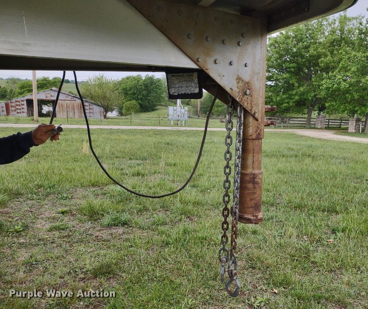 image for item DQ1722 2000 Twister GL  livestock trailer