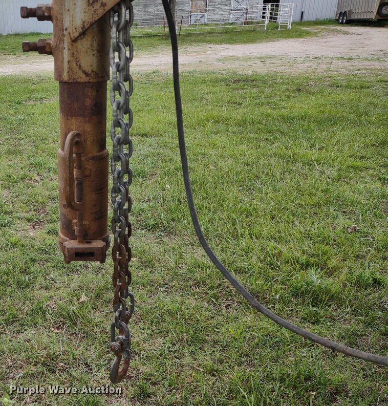 image for item DQ1722 2000 Twister GL  livestock trailer