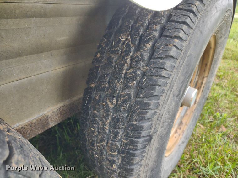 image for item DQ1722 2000 Twister GL  livestock trailer