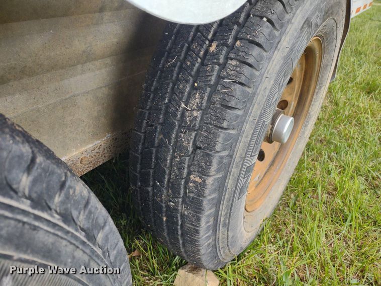 image for item DQ1722 2000 Twister GL  livestock trailer