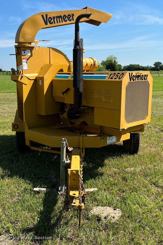 image for item DQ2050 1990 Vermeer 1250  wood chipper