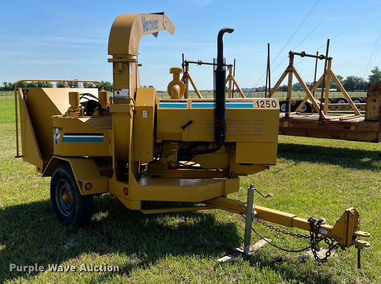 image for item DQ2050 1990 Vermeer 1250  wood chipper
