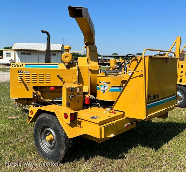 image for item DQ2050 1990 Vermeer 1250  wood chipper