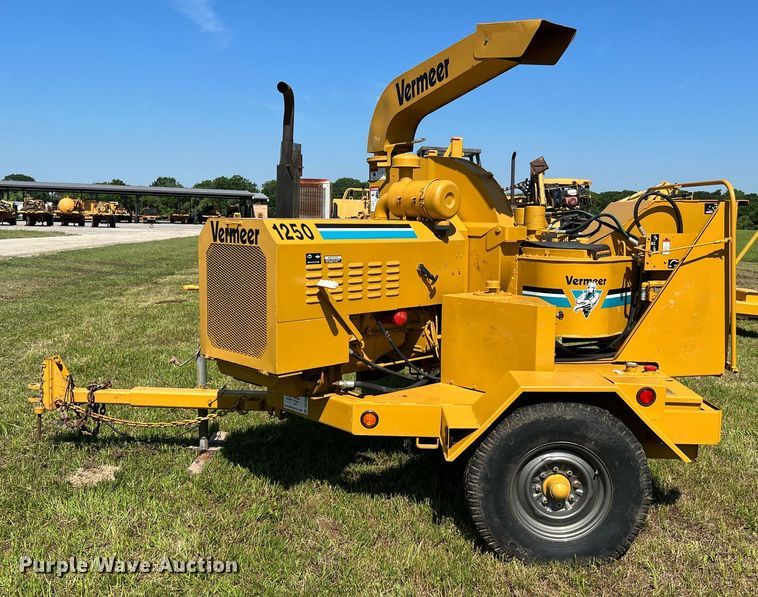 image for item DQ2050 1990 Vermeer 1250  wood chipper