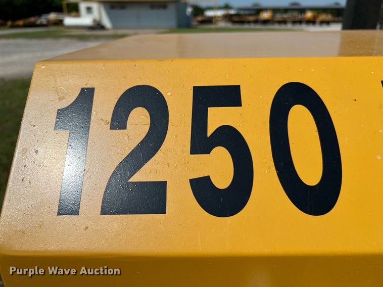 image for item DQ2050 1990 Vermeer 1250  wood chipper