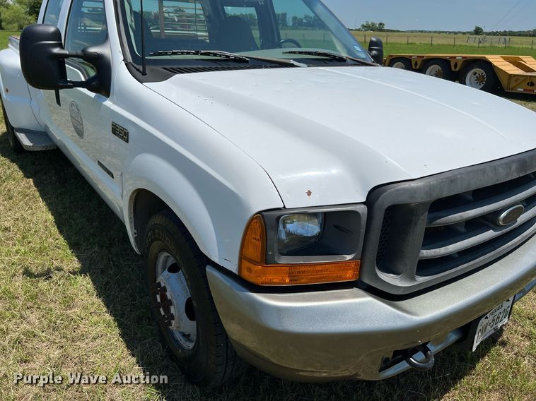 image for item DQ2062 2001 Ford F350 Super Duty  Crew Cab pickup truck