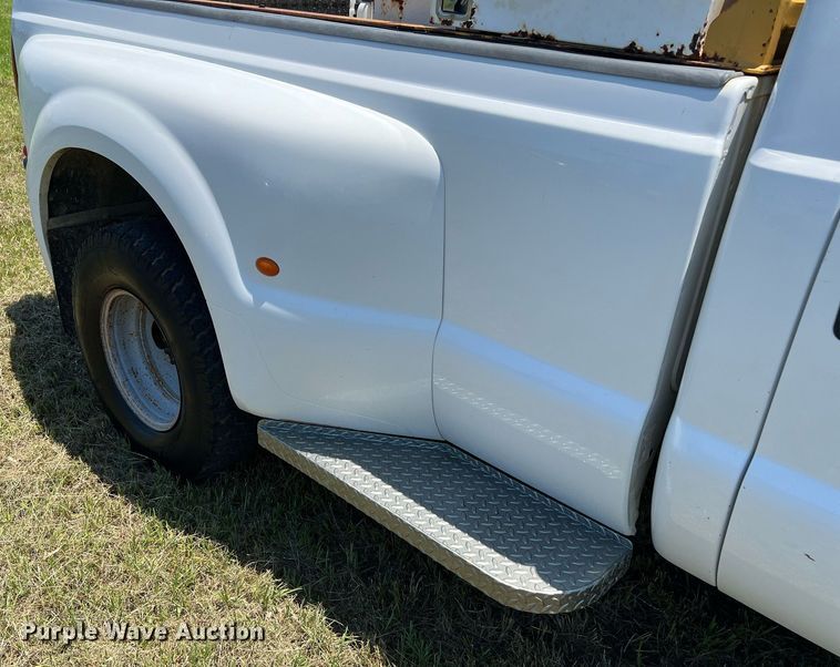 image for item DQ2062 2001 Ford F350 Super Duty  Crew Cab pickup truck