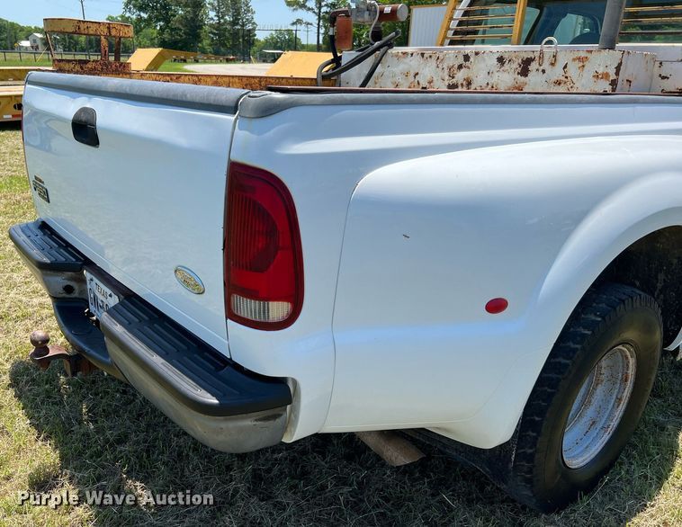 image for item DQ2062 2001 Ford F350 Super Duty  Crew Cab pickup truck