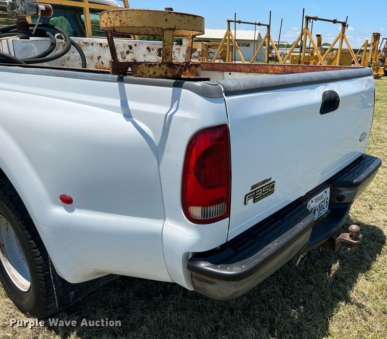 image for item DQ2062 2001 Ford F350 Super Duty  Crew Cab pickup truck