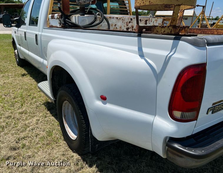 image for item DQ2062 2001 Ford F350 Super Duty  Crew Cab pickup truck