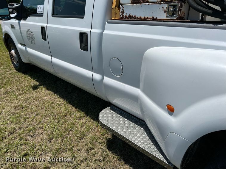image for item DQ2062 2001 Ford F350 Super Duty  Crew Cab pickup truck