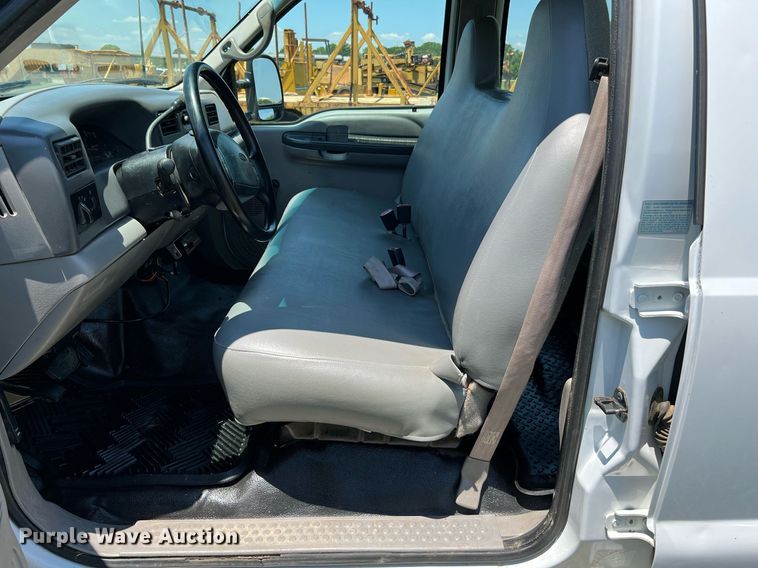 image for item DQ2062 2001 Ford F350 Super Duty  Crew Cab pickup truck