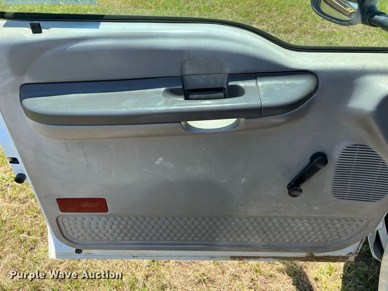 image for item DQ2062 2001 Ford F350 Super Duty  Crew Cab pickup truck