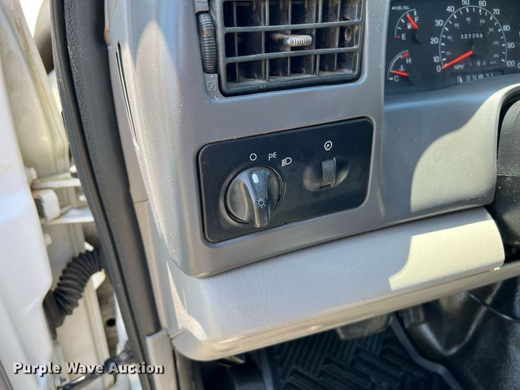 image for item DQ2062 2001 Ford F350 Super Duty  Crew Cab pickup truck