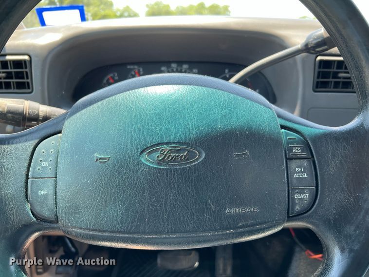 image for item DQ2062 2001 Ford F350 Super Duty  Crew Cab pickup truck