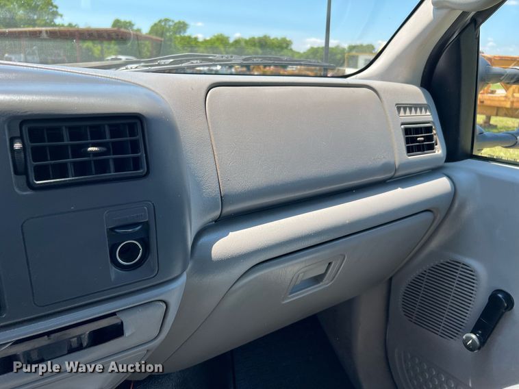 image for item DQ2062 2001 Ford F350 Super Duty  Crew Cab pickup truck