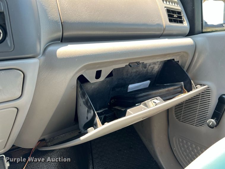 image for item DQ2062 2001 Ford F350 Super Duty  Crew Cab pickup truck