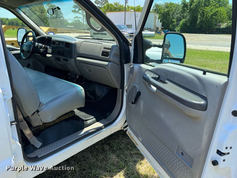 image for item DQ2062 2001 Ford F350 Super Duty  Crew Cab pickup truck