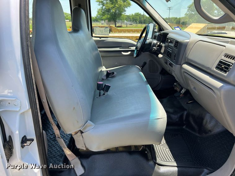 image for item DQ2062 2001 Ford F350 Super Duty  Crew Cab pickup truck