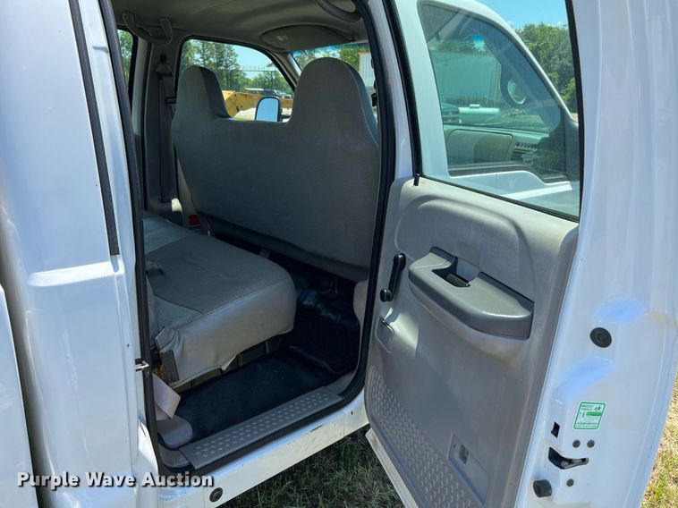 image for item DQ2062 2001 Ford F350 Super Duty  Crew Cab pickup truck