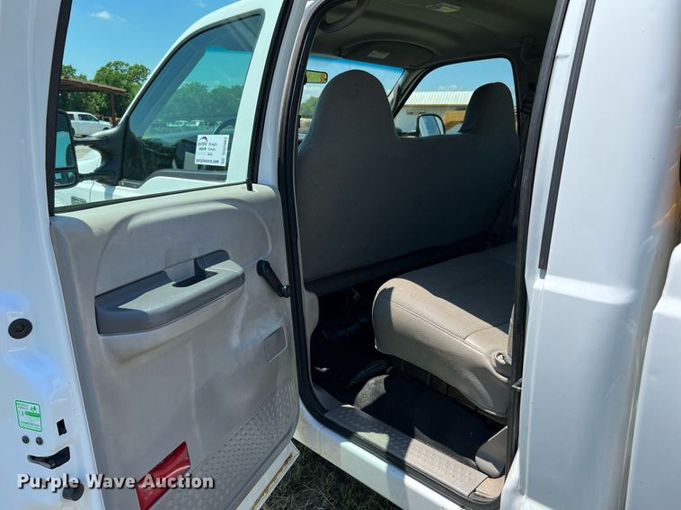 image for item DQ2062 2001 Ford F350 Super Duty  Crew Cab pickup truck