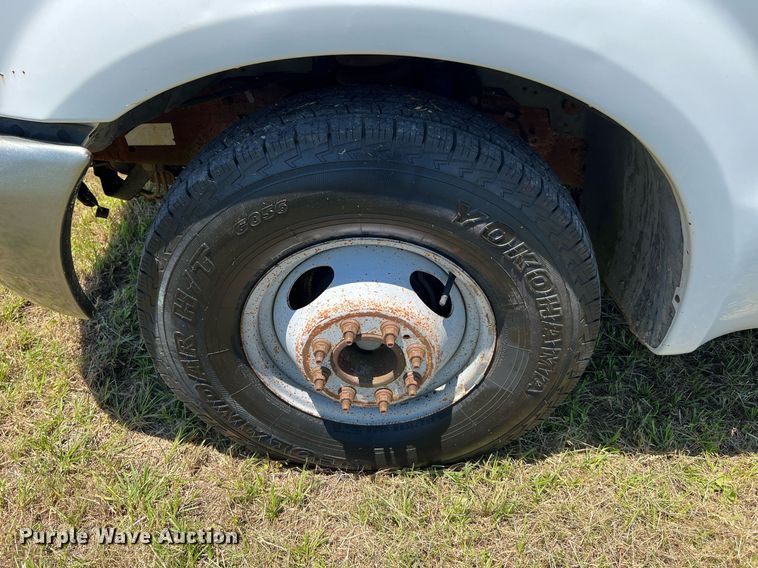 image for item DQ2062 2001 Ford F350 Super Duty  Crew Cab pickup truck