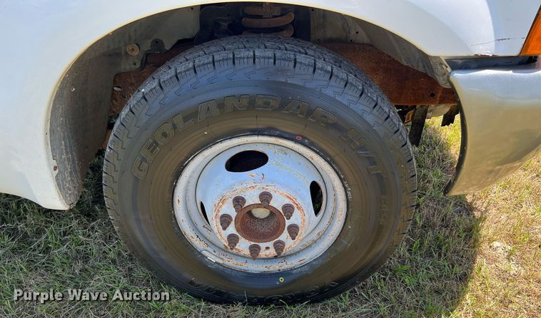 image for item DQ2062 2001 Ford F350 Super Duty  Crew Cab pickup truck