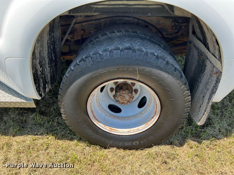 image for item DQ2062 2001 Ford F350 Super Duty  Crew Cab pickup truck