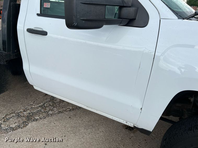 image for item DQ2067 2015 Chevrolet Silverado 3500HD  flatbed pickup truck