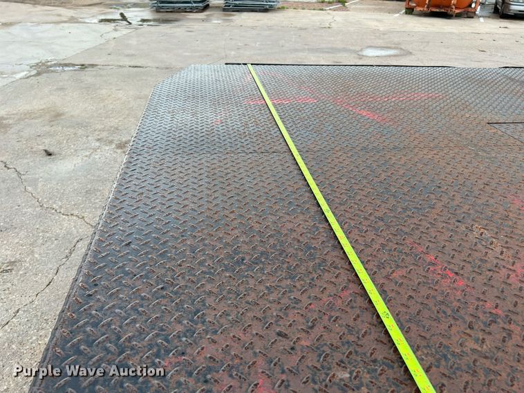 image for item DQ2067 2015 Chevrolet Silverado 3500HD  flatbed pickup truck