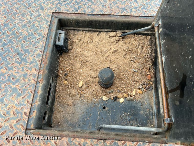 image for item DQ2067 2015 Chevrolet Silverado 3500HD  flatbed pickup truck