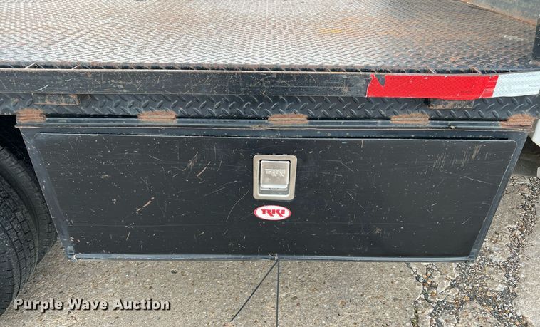 image for item DQ2067 2015 Chevrolet Silverado 3500HD  flatbed pickup truck