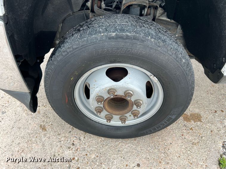 image for item DQ2067 2015 Chevrolet Silverado 3500HD  flatbed pickup truck