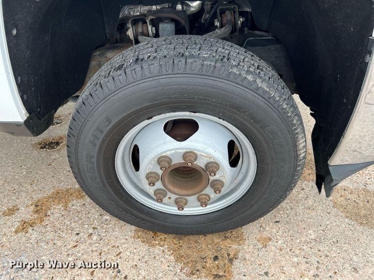 image for item DQ2067 2015 Chevrolet Silverado 3500HD  flatbed pickup truck