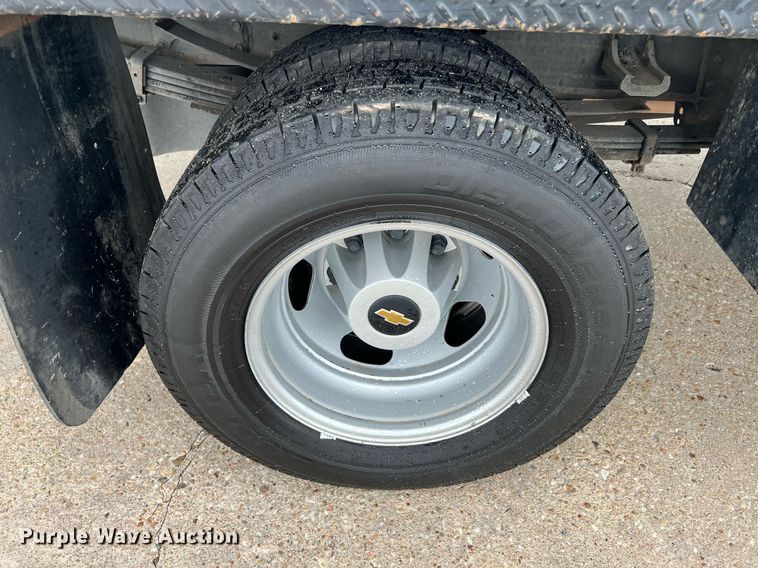 image for item DQ2067 2015 Chevrolet Silverado 3500HD  flatbed pickup truck