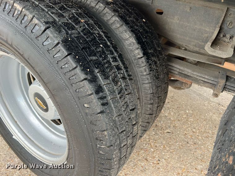 image for item DQ2067 2015 Chevrolet Silverado 3500HD  flatbed pickup truck