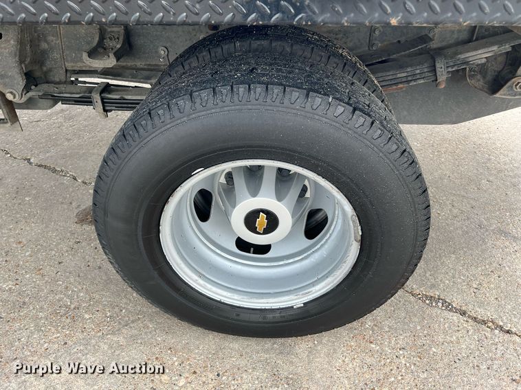 image for item DQ2067 2015 Chevrolet Silverado 3500HD  flatbed pickup truck