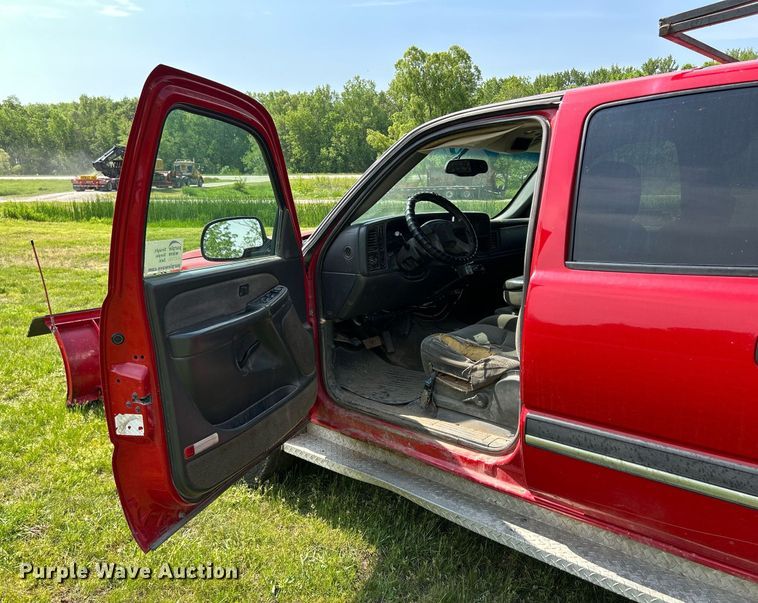 image for item DR4625 2003 Chevrolet Silverado 2500HD  Crew Cab utility bed pickup truck