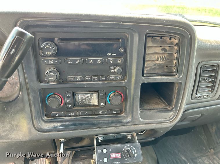 image for item DR4625 2003 Chevrolet Silverado 2500HD  Crew Cab utility bed pickup truck