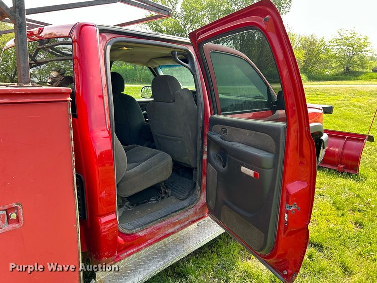 image for item DR4625 2003 Chevrolet Silverado 2500HD  Crew Cab utility bed pickup truck