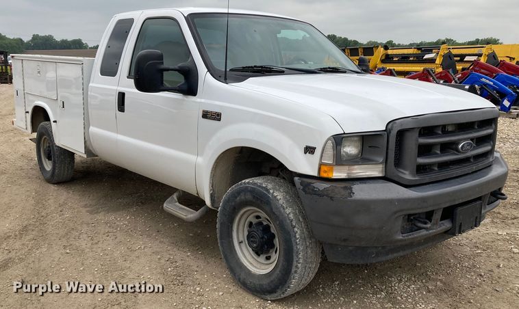 image for item HN9873 2002 Ford F350 Super Duty  SuperCab utility bed pickup truck