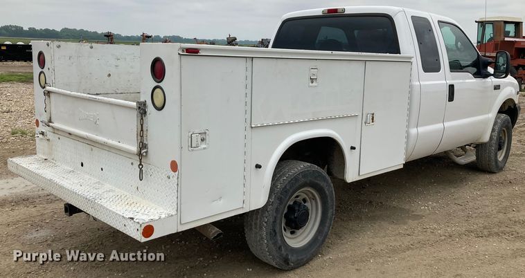image for item HN9873 2002 Ford F350 Super Duty  SuperCab utility bed pickup truck