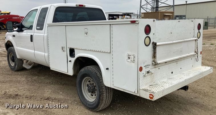 image for item HN9873 2002 Ford F350 Super Duty  SuperCab utility bed pickup truck