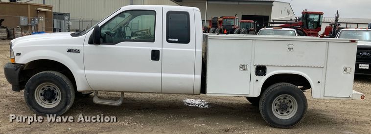 image for item HN9873 2002 Ford F350 Super Duty  SuperCab utility bed pickup truck