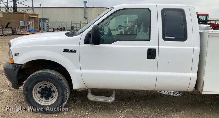 image for item HN9873 2002 Ford F350 Super Duty  SuperCab utility bed pickup truck