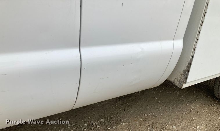 image for item HN9873 2002 Ford F350 Super Duty  SuperCab utility bed pickup truck