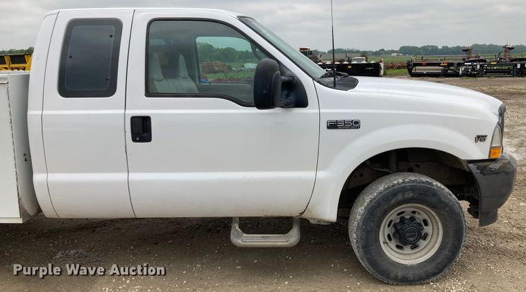 image for item HN9873 2002 Ford F350 Super Duty  SuperCab utility bed pickup truck